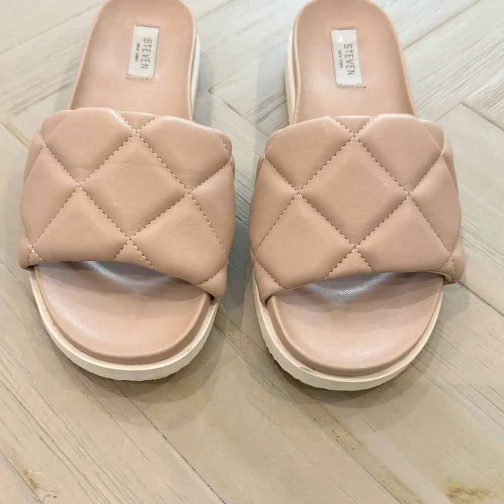 Steve Madden Nude Flip flop Sandal. Size 10